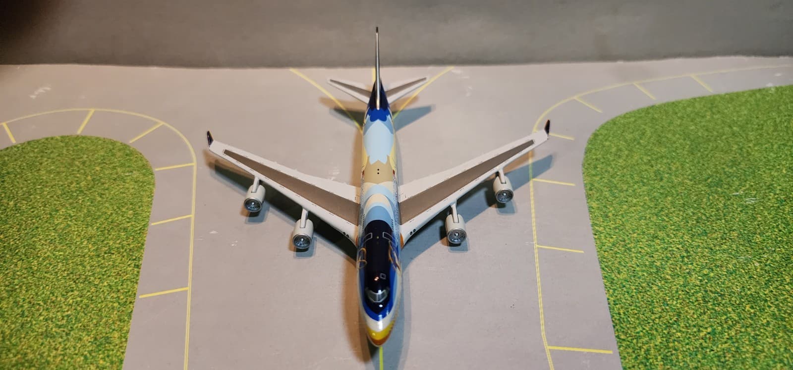 SJSIA037B SINGAPORE "TROPICAL SCHEME" 747-400 (9V-SPL) 1:500 SCALE DIECAST MODEL 2