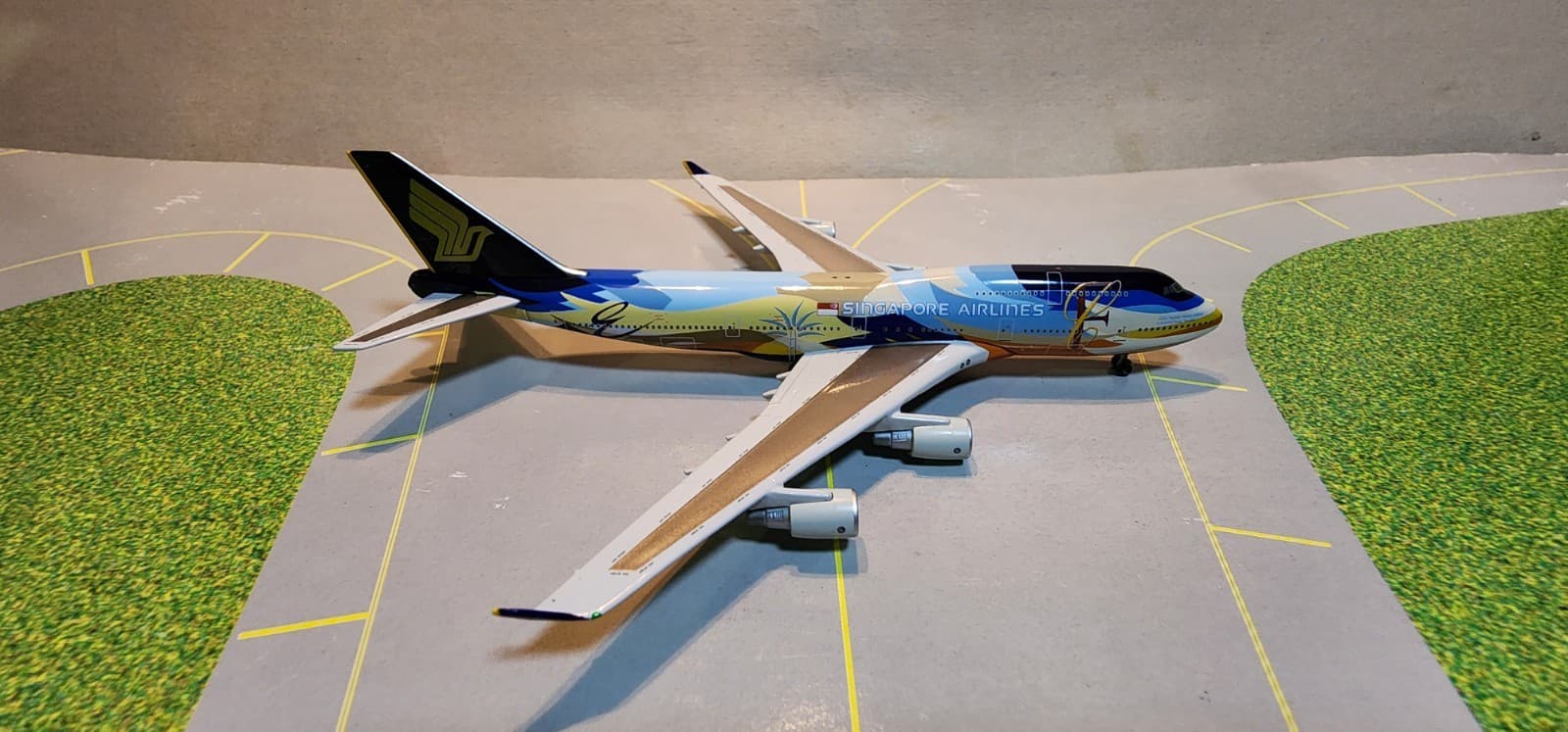 SJSIA037 SINGAPORE "TROPICAL" 747-400 (REG 9V-SPK) 1:500 SCALE DIECAST MODEL 5