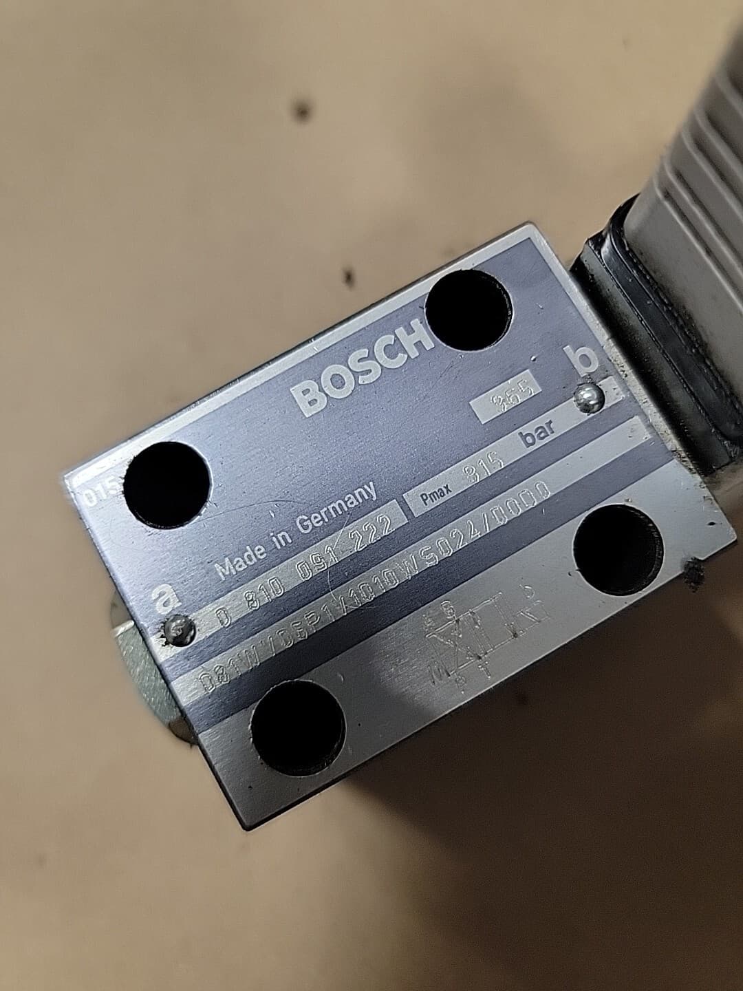 BOSCH Directional Control Valve 0 810 091 222 Used  3