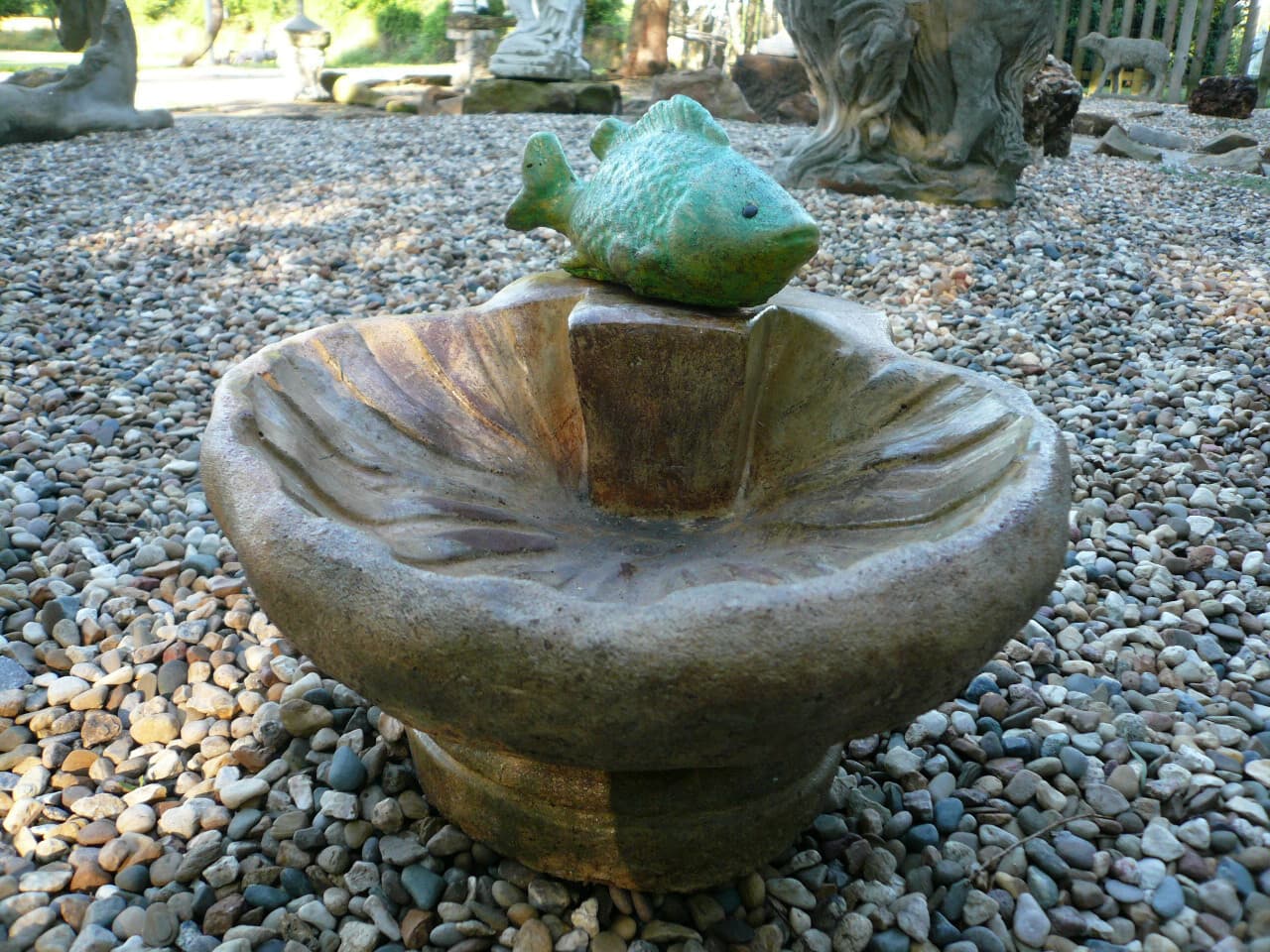 EXQUISITE WEATHERED VINTAGE CEMENT/CONCRETE SHELL TABLETOP BIRDBATH & GREEN FISH 2