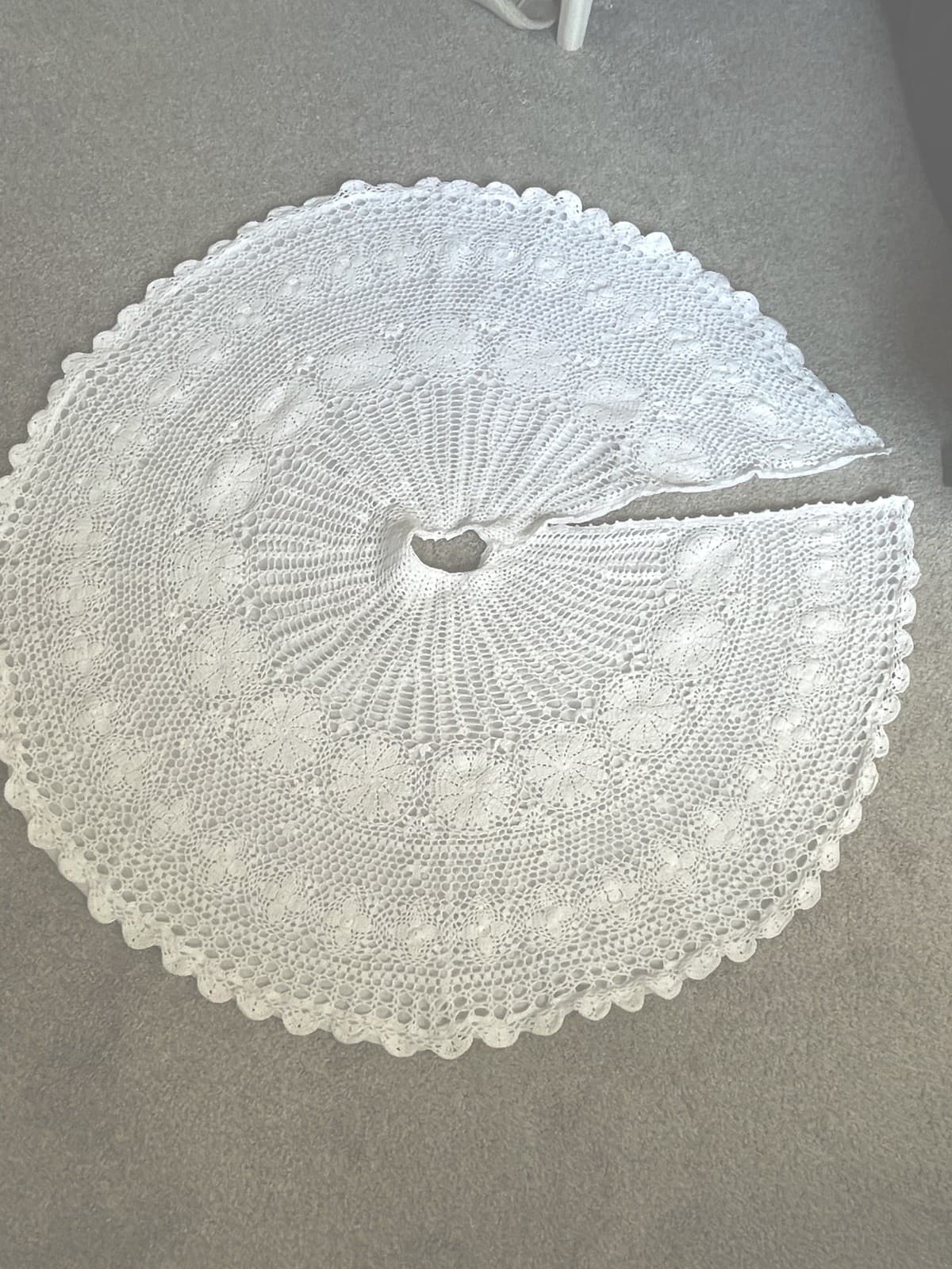 Vintage bright white cotton Crocheted Christmas Tree Skirt fully Lined 48" Round 2
