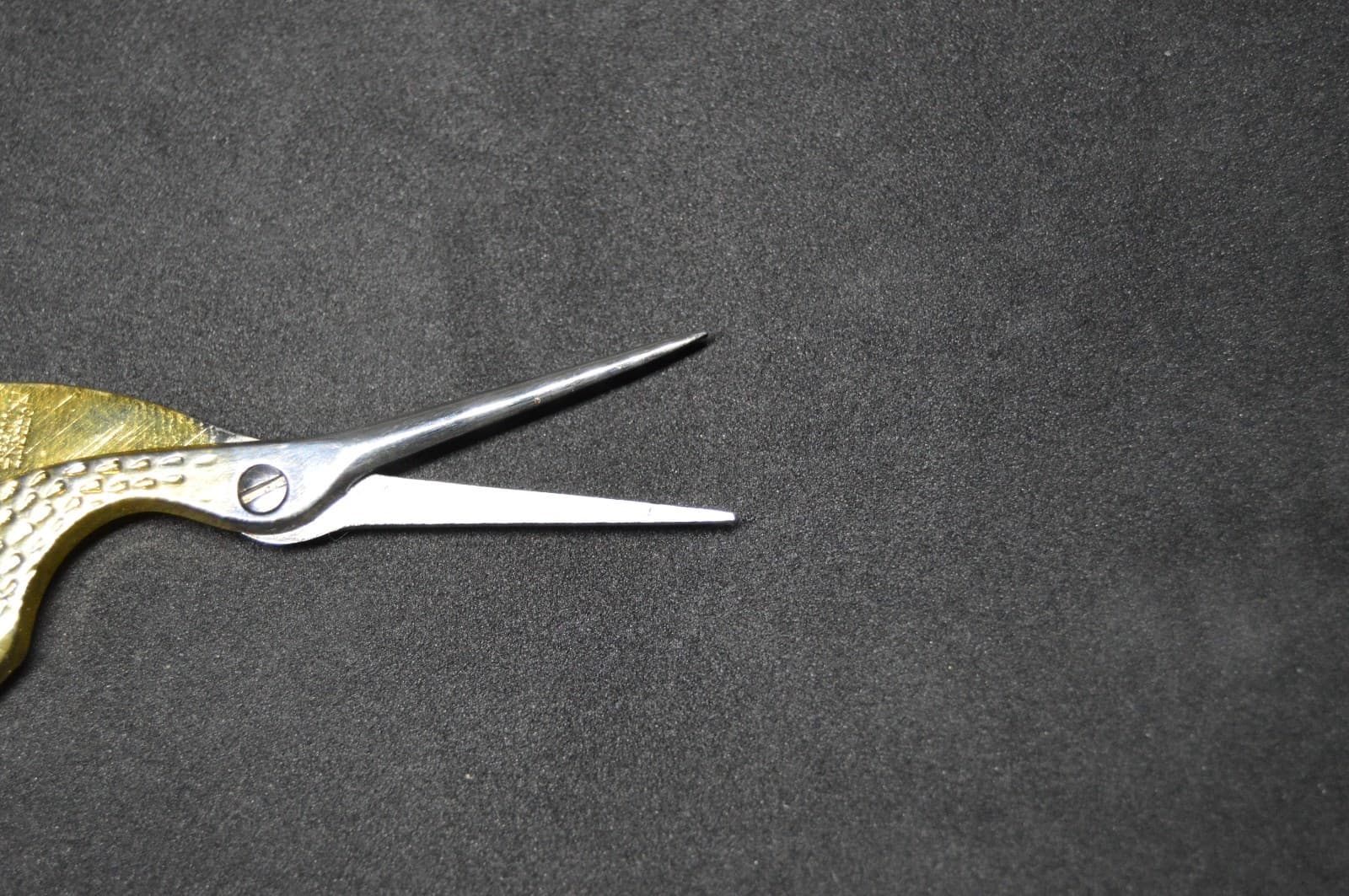 Vintage Hoffritz Italy gold tone 3-1/2" Stork Crane embroidery/sewing scissors 4