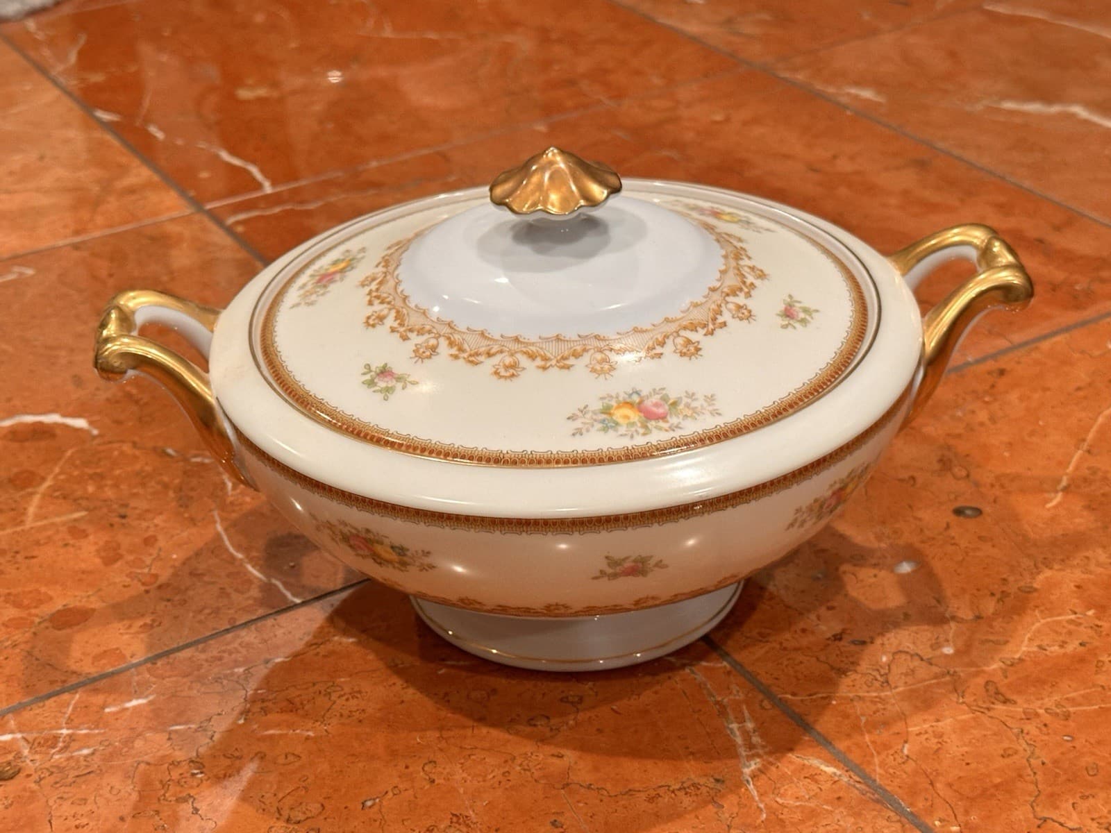 F&B MEITO JAPAN NASSAU PINK BLUE FLORAL CASSEROLE DISH WITH LID GOLD EUC 2