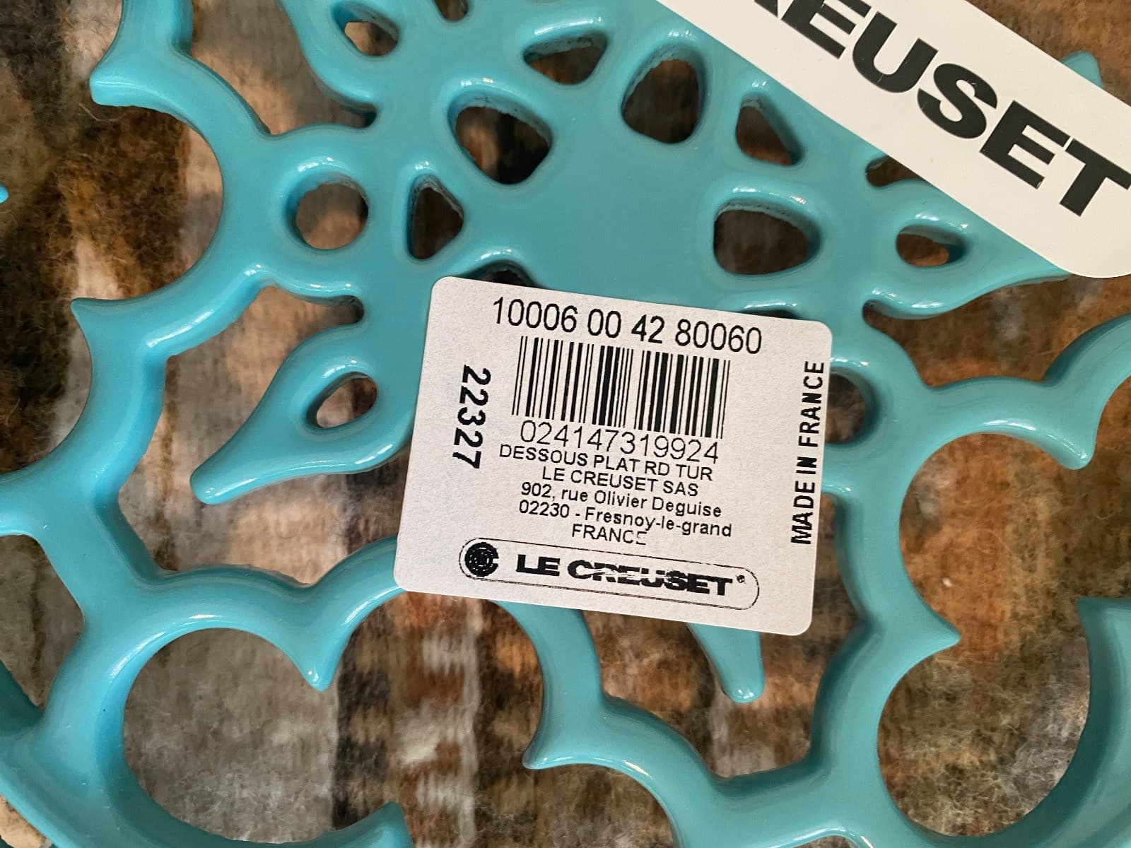 LE CREUSET TURQUOISE ROUND TRIVET CAST IRON  NEW IN ORIGINAL BOX 3
