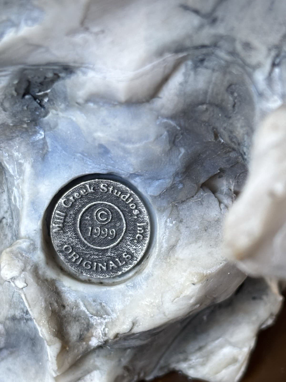 Vintage sculpture of a wolf and two wolf cubs by Mill Creek Studios.1999 6