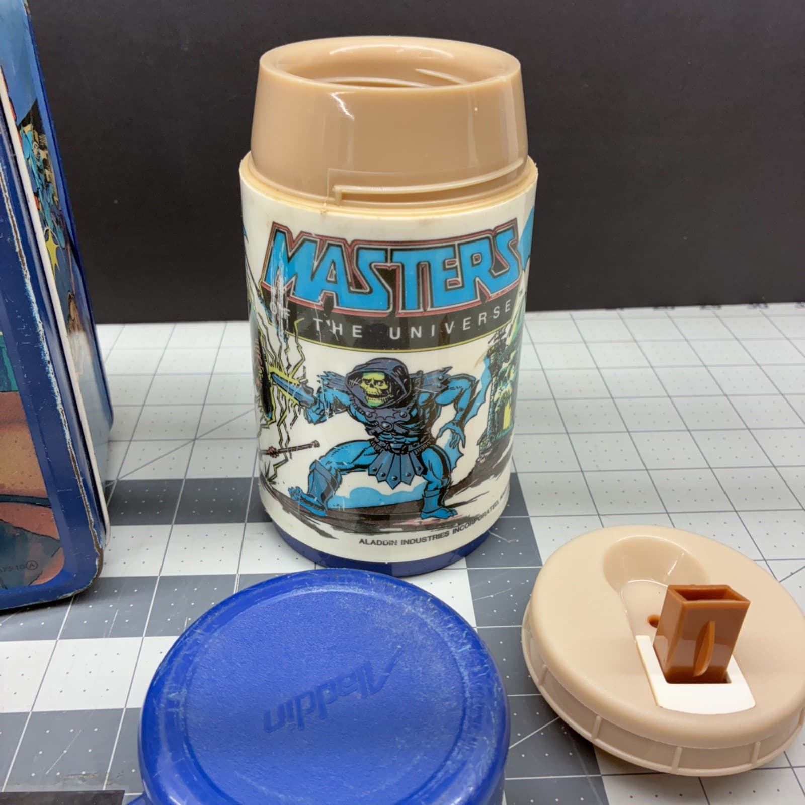 Vtg. 1984 He-Man and the Masters of the Universe Metal Lunch Box With Thermos 3