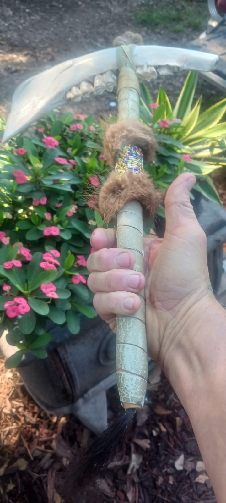 **AWESOME OLDER  NATIVE AMERICAN BISON JAWBONE TOMAHAWK  FRINGE VERY NICE ! ** 6