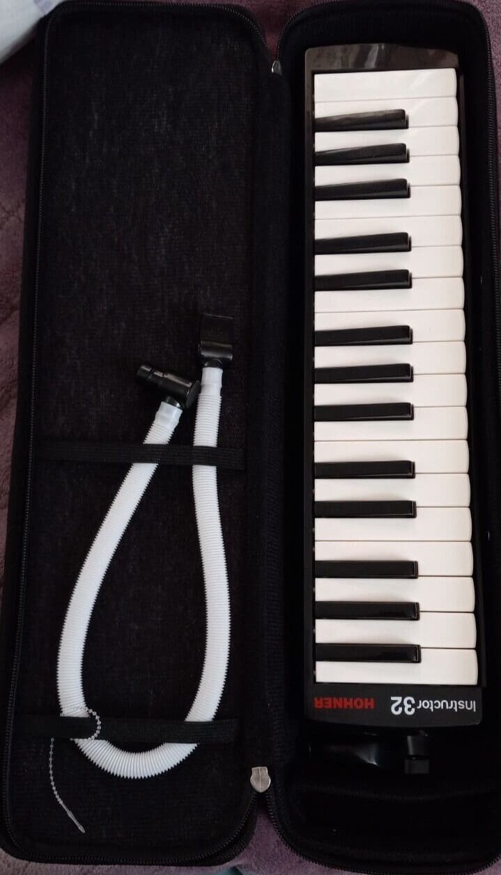 Hohner Instructor Melodica - 32 Key with Case 5