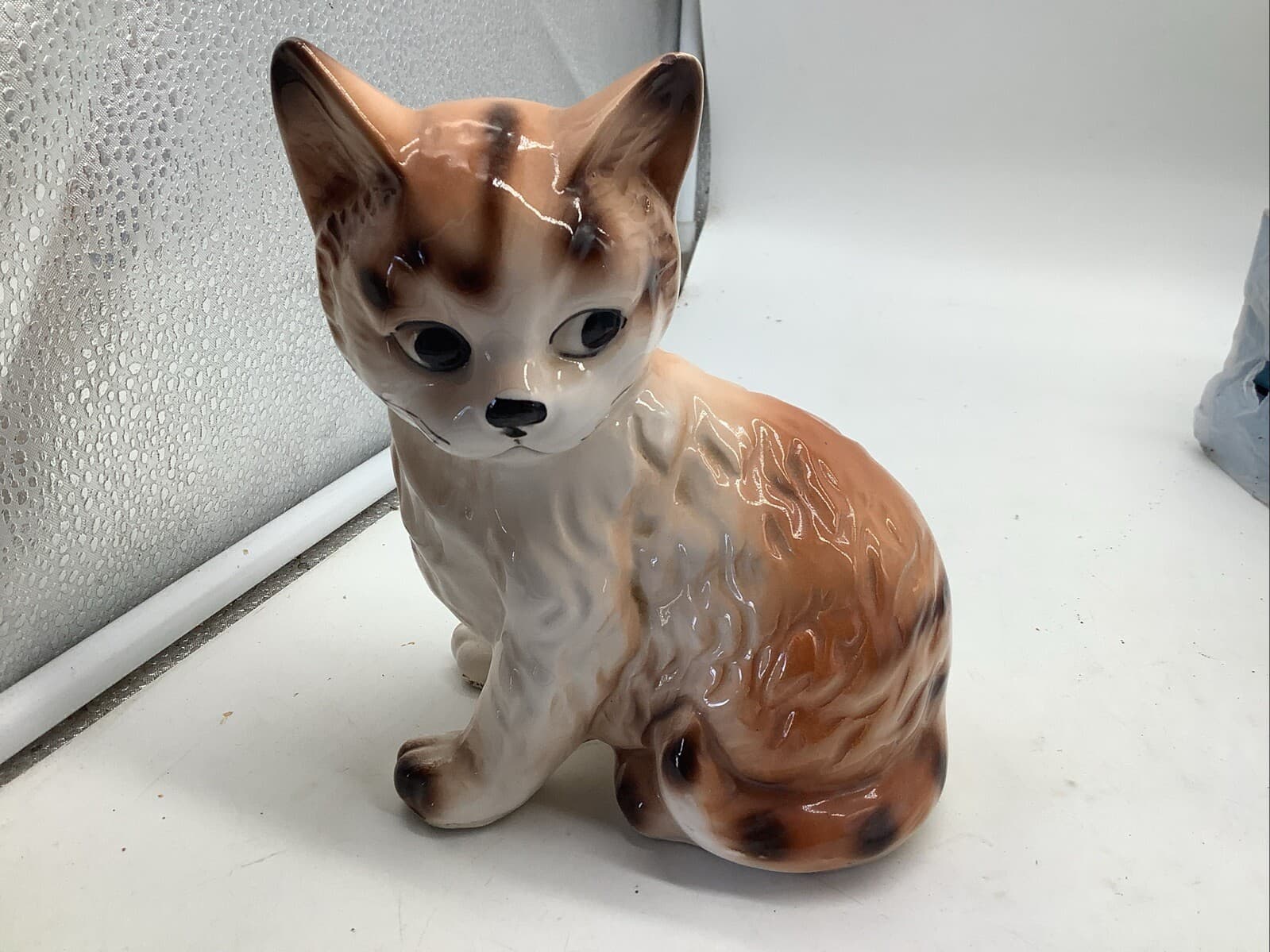 Vintage Artmark Kitty Cat Bank W Plug 6” Tall Nick In Ear Brown White Cute! 2