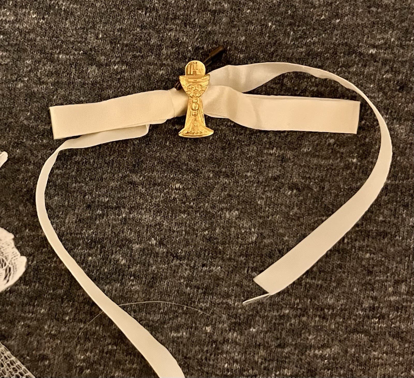 VTG Girls First Communion Veil / Headpiece Lace Tulle & Monogram Pin 2