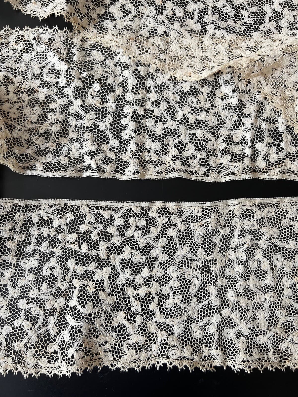 ANTIQUE LACE - CIRCA 18THC. FLEMISH LACE BORDER 2