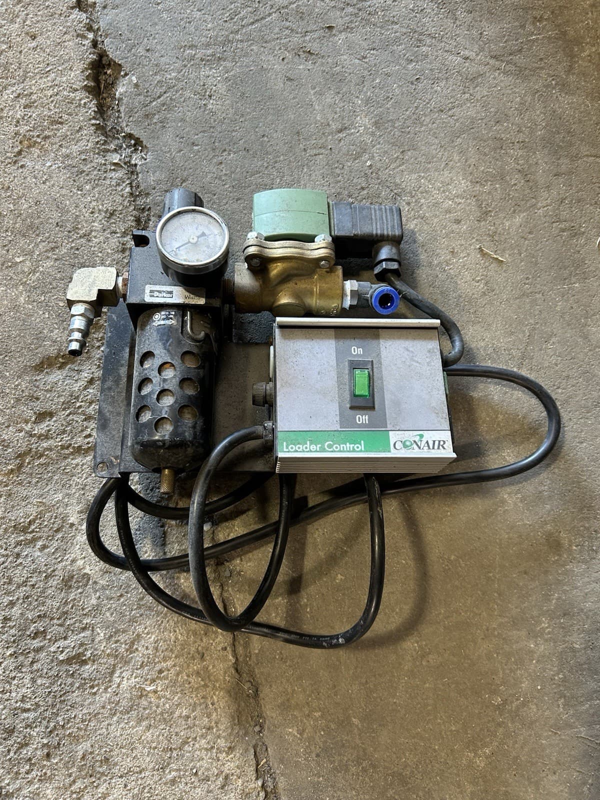 Plastics material loader conair tla material loader injection molding equipment  3