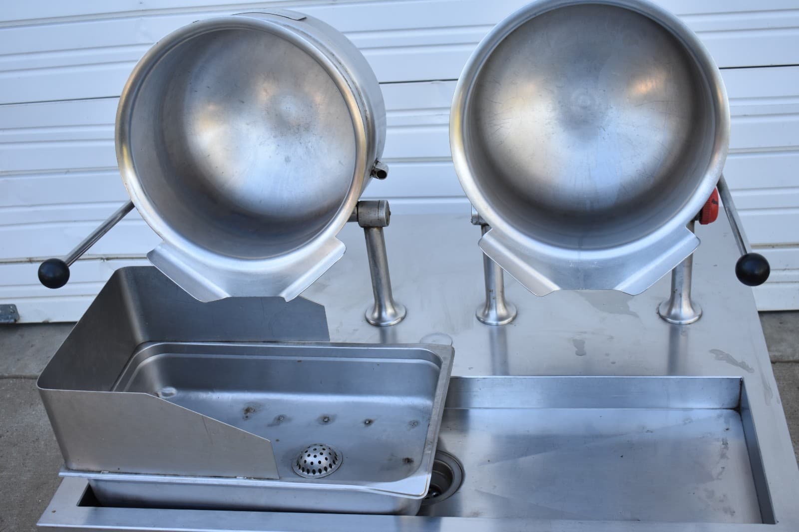 CLEVELAND KDT6T DOUBLE 6 GALLON DIRECT STEAM CONNECT TILTING KETTLES with BASE 6