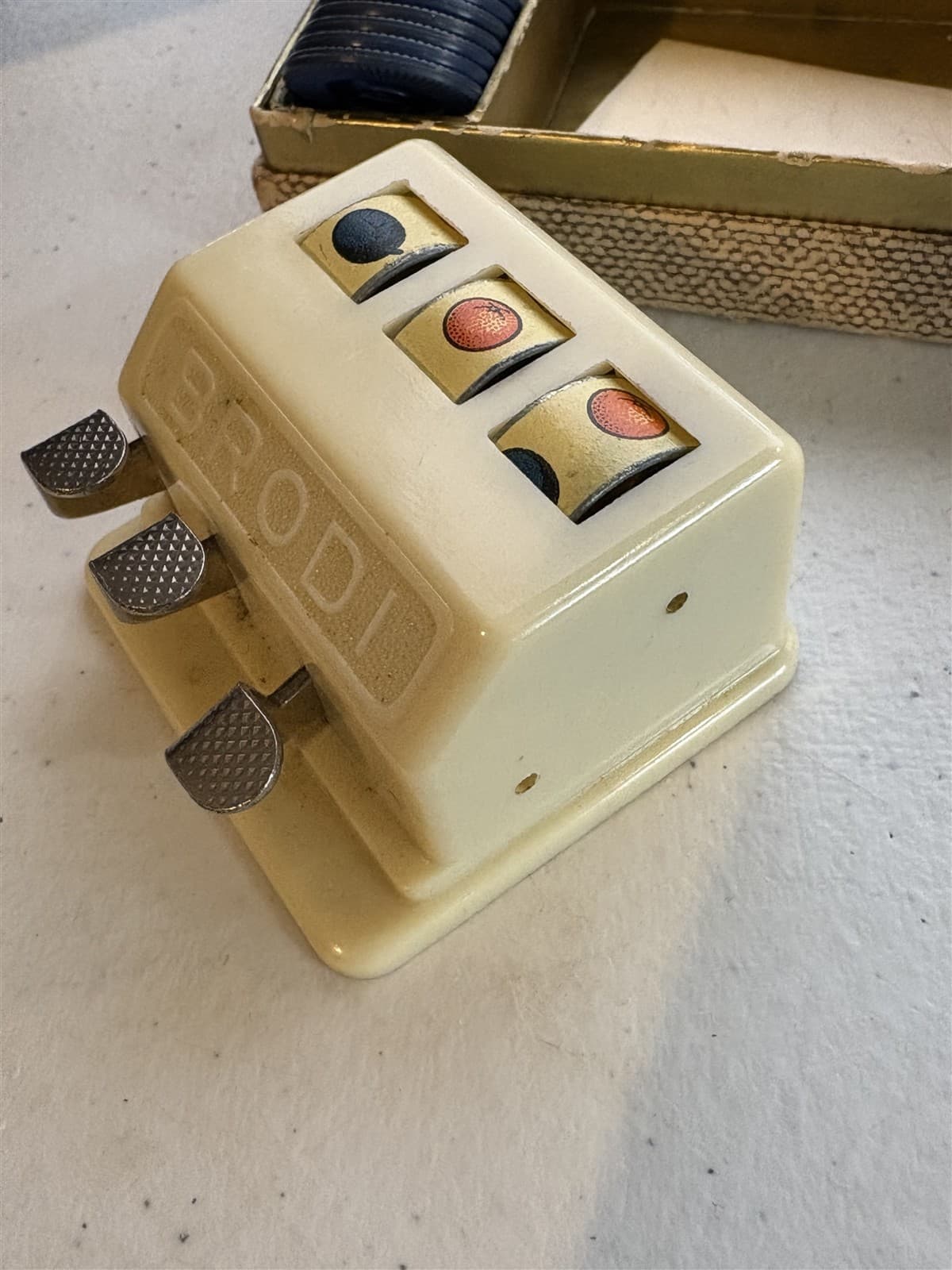 vintage Brodi miniature slot machine w/ some chips, box, Devalera 3