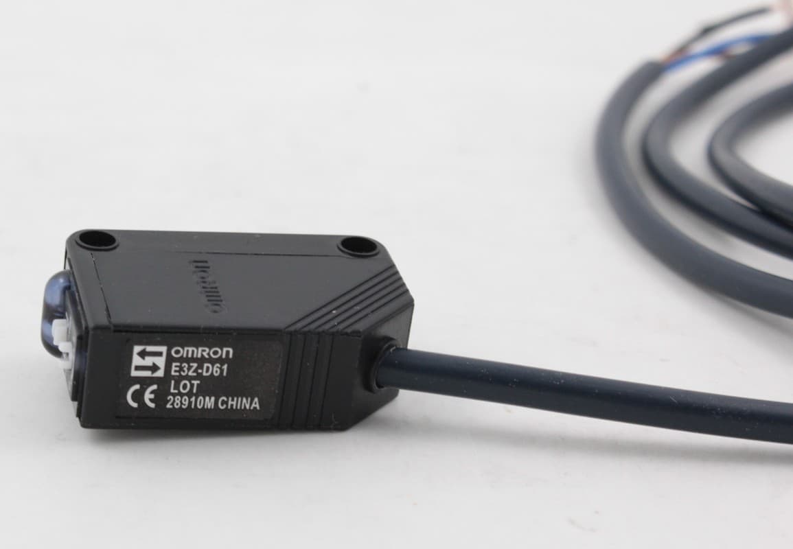 E3Z-D81 Photoelectric Sensor Switch Diffuse-reflective Pre-wired PNP 5-100mm US 4