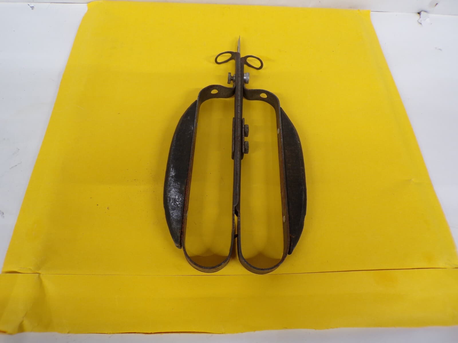 C3    Vintage Sears Roebuck Hooked Rug Shuttle Needle 3