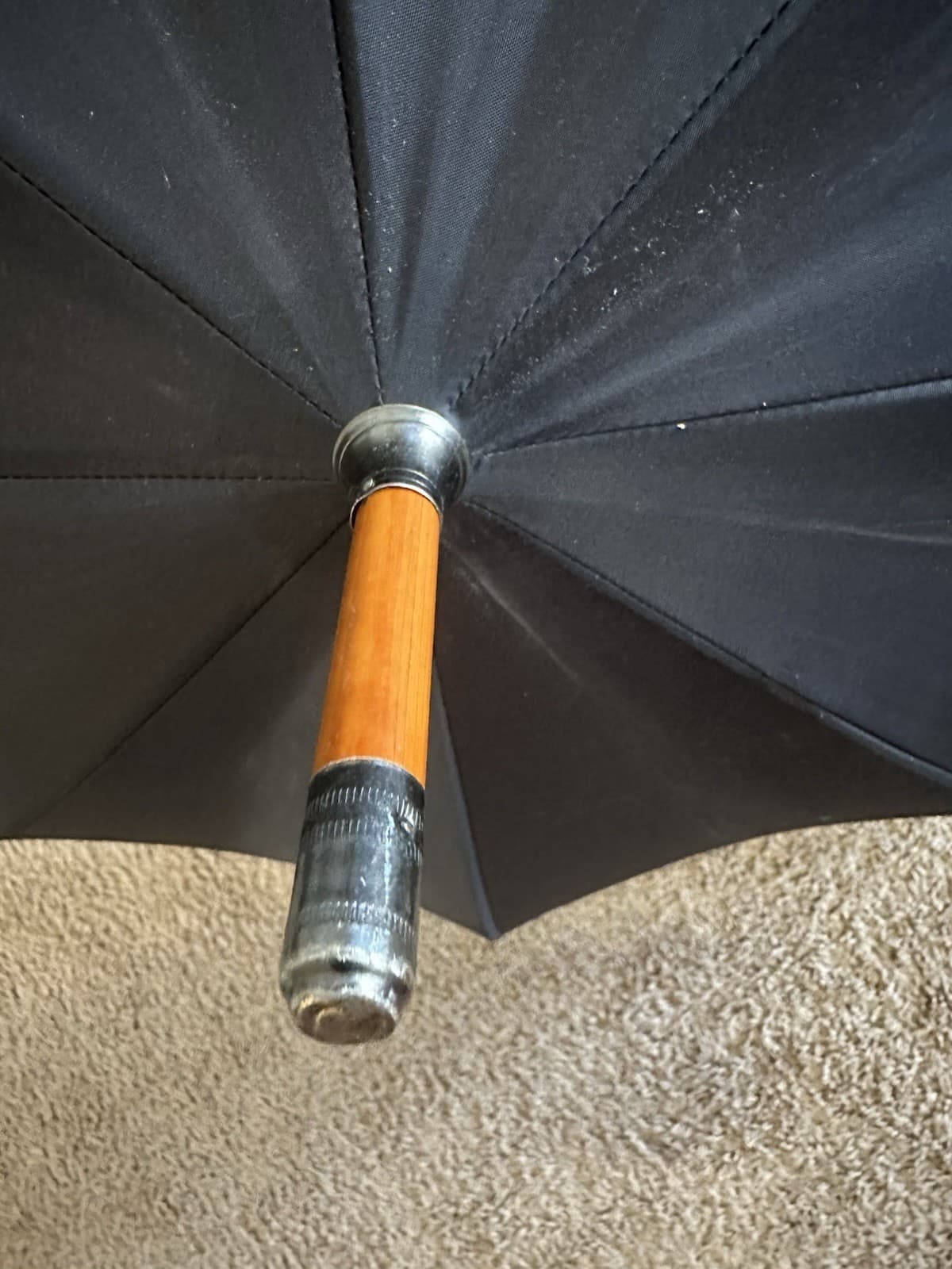 Black Umbrella with Burgundy Roses & Wooden Handle – Vintage Romantic Style 4