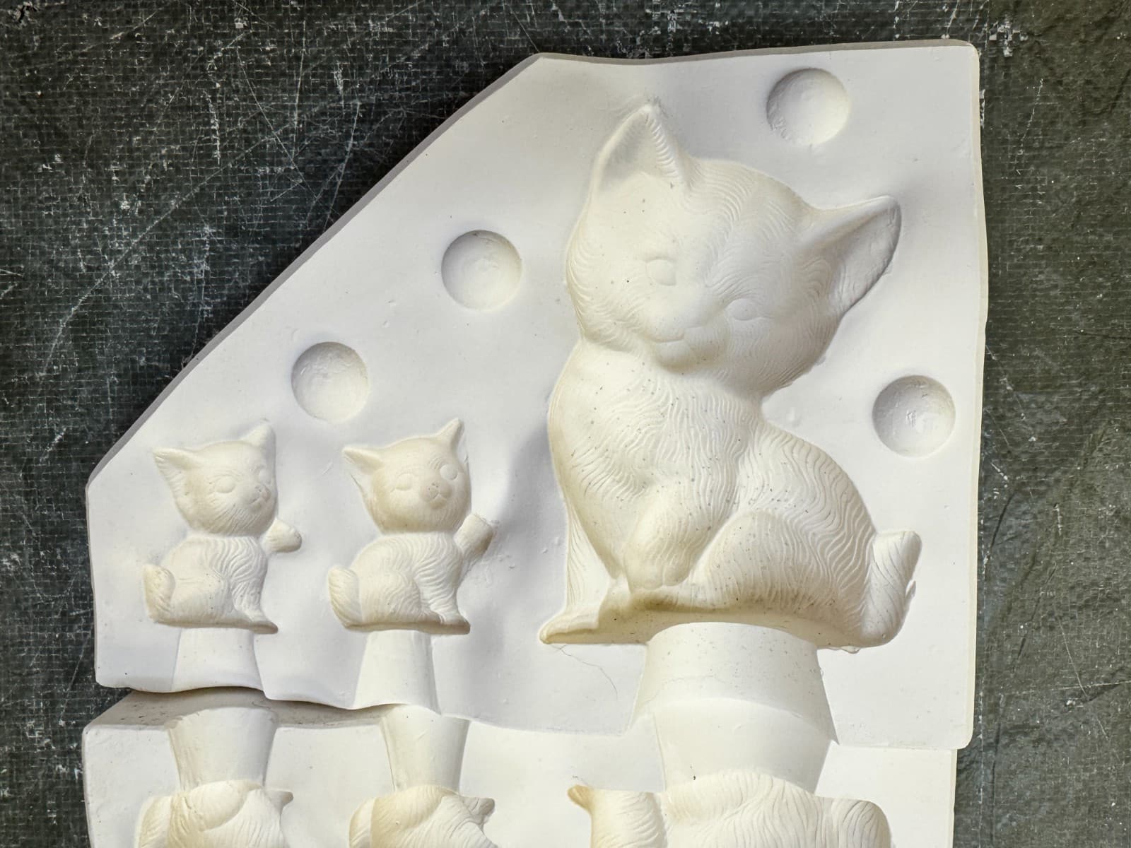 VINTAGE SUNRISE CERAMIC MOLD #SR-201 CAT FAMILY 3 IN MOLD 5