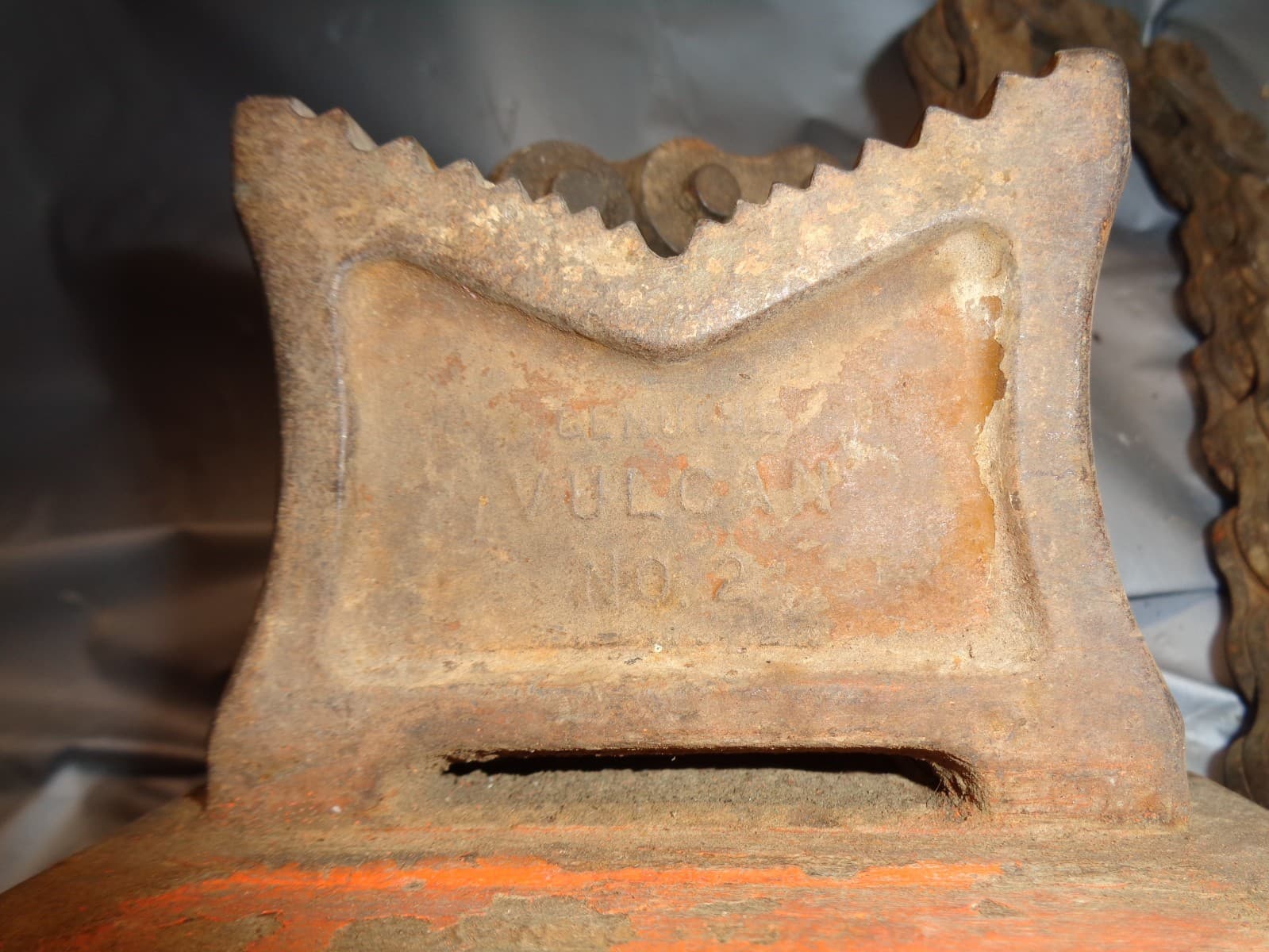 VULCAN No. 2 Bench Mount Chain Pipe Vise - ¼" to 4" Pipe Capacity 5