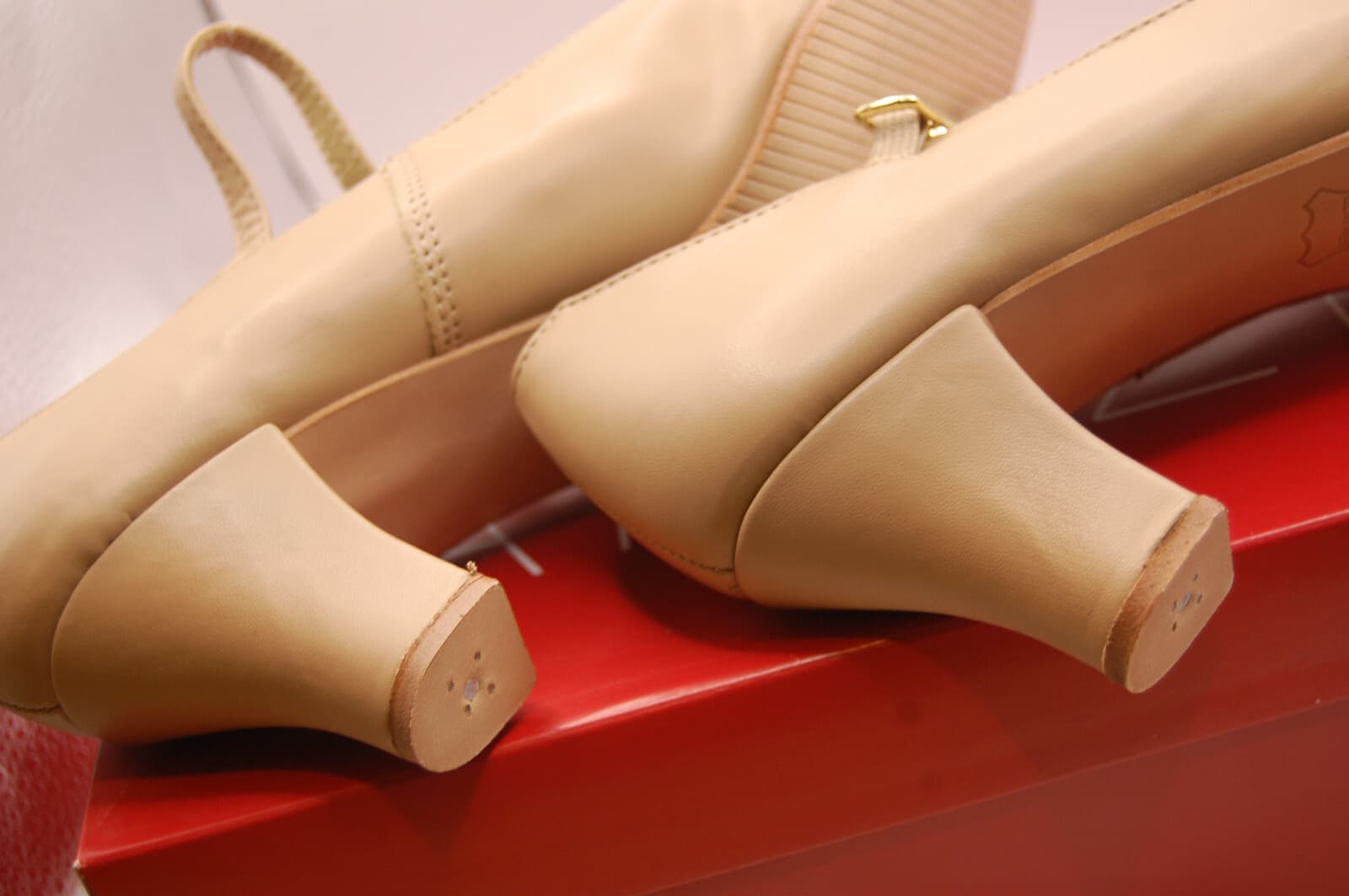 NIB Capezio Jr. Footlight T Character Shoe 750 $58.99  CAR 8 W Wide Not ret 6