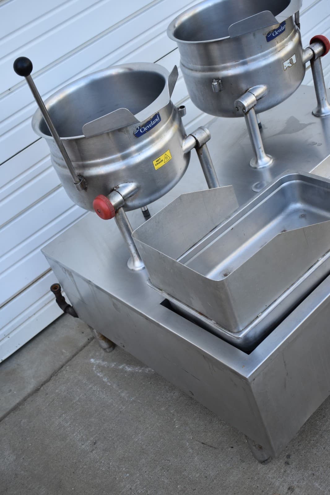 CLEVELAND KDT6T DOUBLE 6 GALLON DIRECT STEAM CONNECT TILTING KETTLES with BASE 3