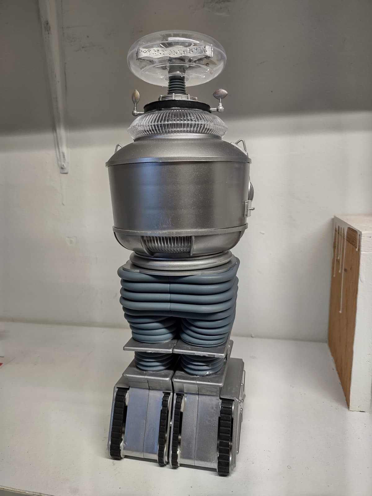 Moebius Models Robot B9 (Lost in Space) 1/6 scale (ready to display) 3