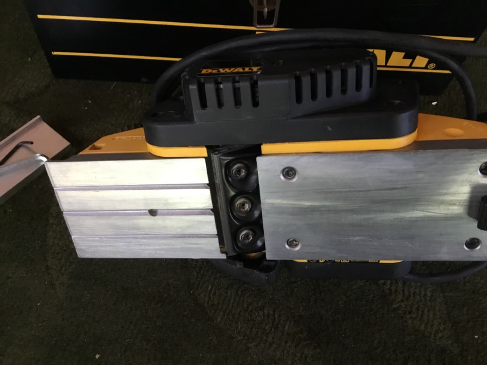 DEWALT DW680 POWER PLANE + METAL CASE + accessories.  EXCELLENT CONDITION 2