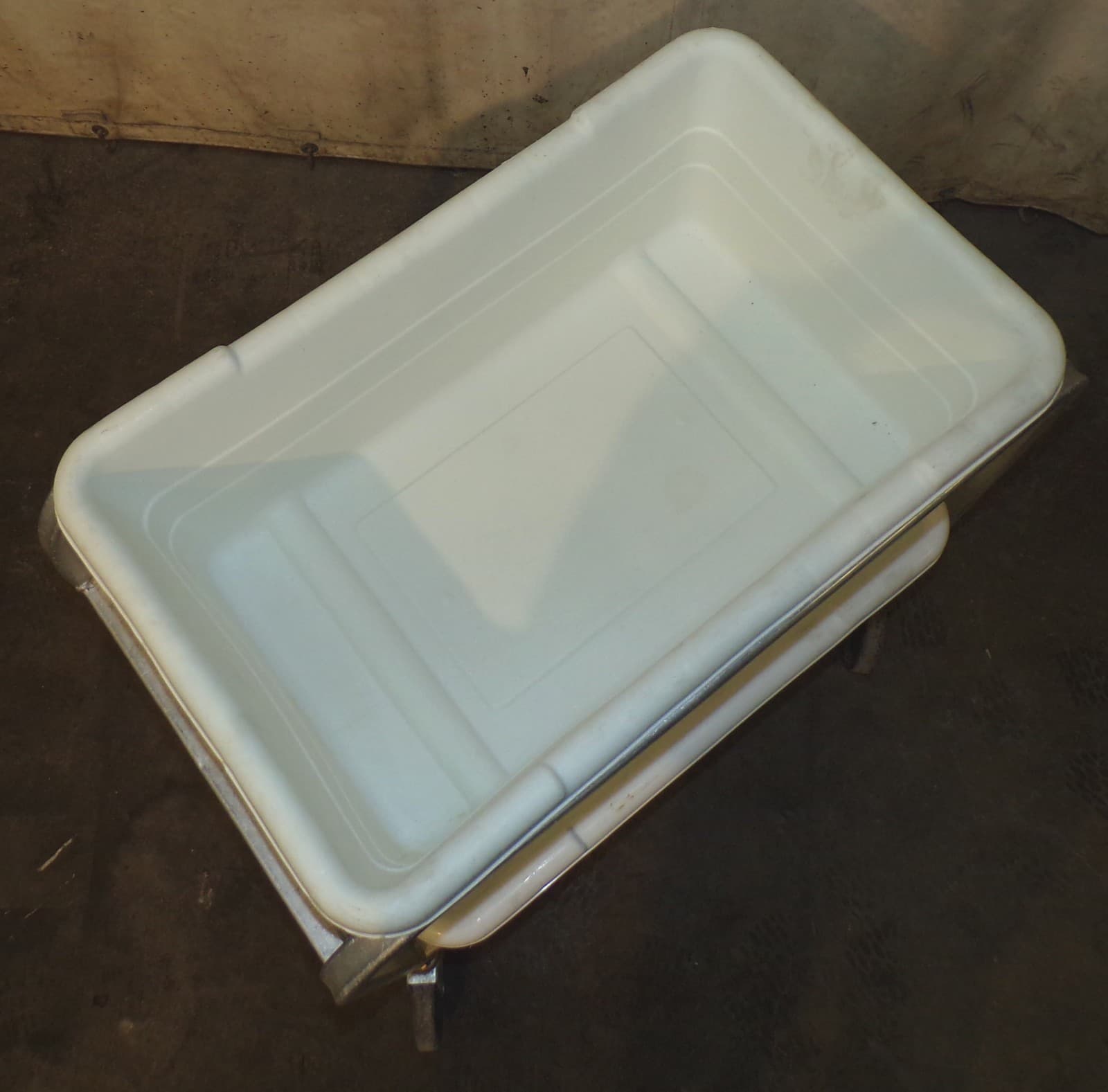 ALUMINUM NEW AGE INDS. 2 LUG CAPACITY DOLLY W/ 2 HANTOVER WHITE "EDIBLE" LUGS 4