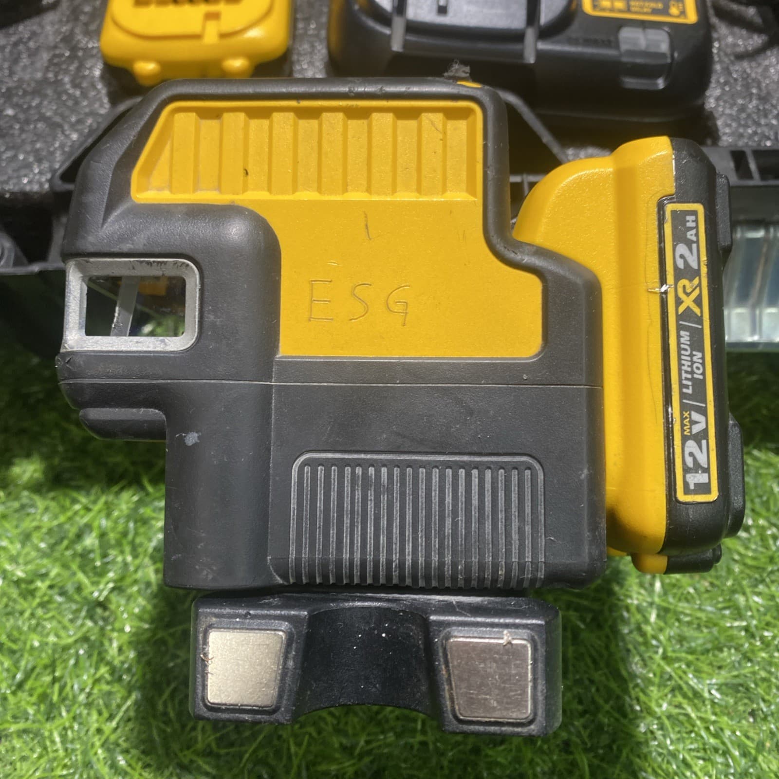 DeWALT DW0822LG 12V 2-Spot Cross Line Green Laser DCB107 Charger DCB127 Battery 6