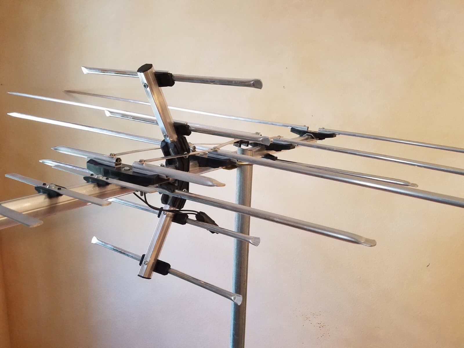 250 Mile Long Range HDTV1080p Outdoes 990 m TV Antenna Digital UHF/VHF FM Radio 5