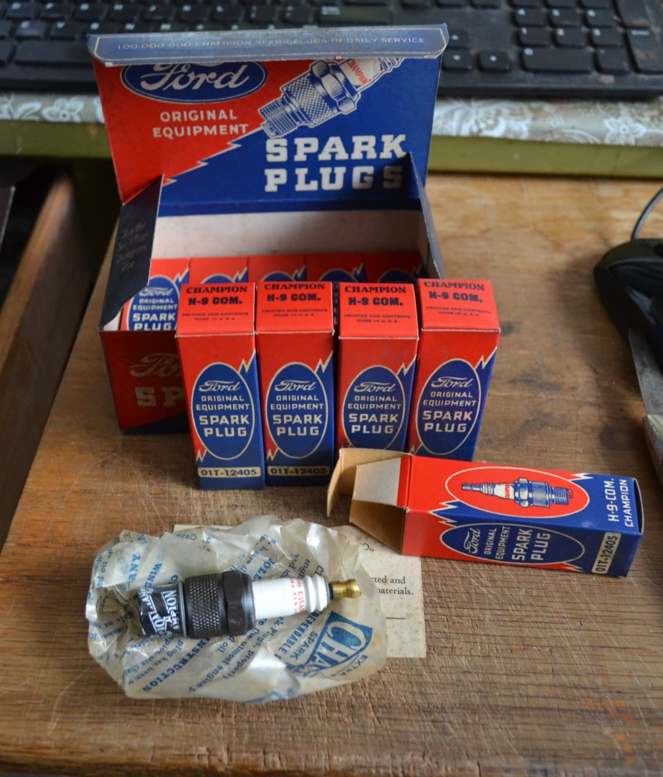 VTG OEM 1930s NOS MIB Box 10 Ford Champion Spark Plugs H-9-COM 01T-12405 3