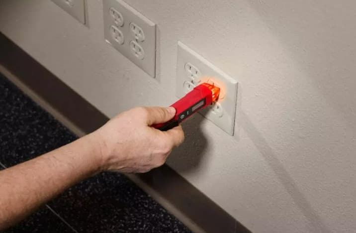 Milwaukee 2225-20 Infrared Thermometer & Non-Contact Voltage Detector Tool 3