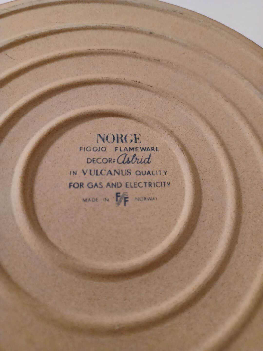 Figgjo Norge Flameware Skillet with Wooden Handle Decor Astrid 4