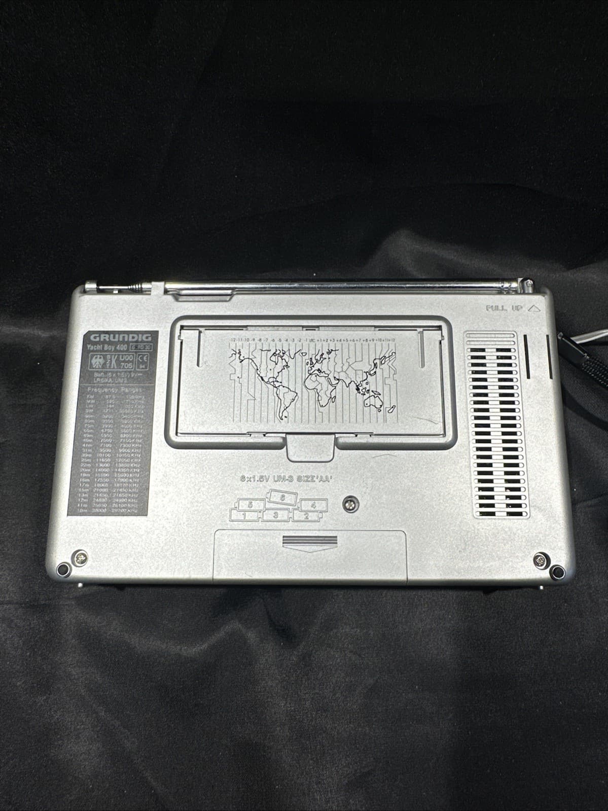 TESTED GRUNDIG Yacht Boy YB 400 PE World Receiver AM FM Short Medium Long Wave 4