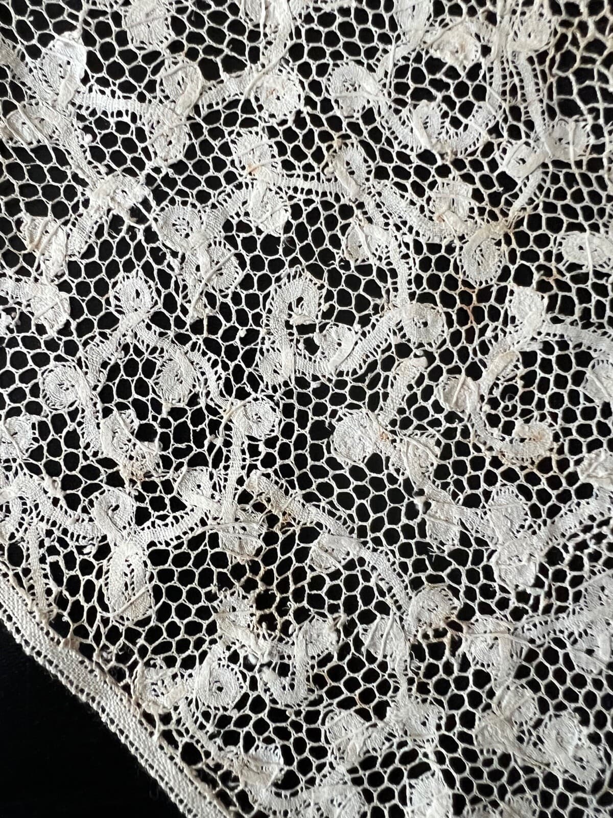 ANTIQUE LACE - CIRCA 18THC. FLEMISH LACE BORDER 4