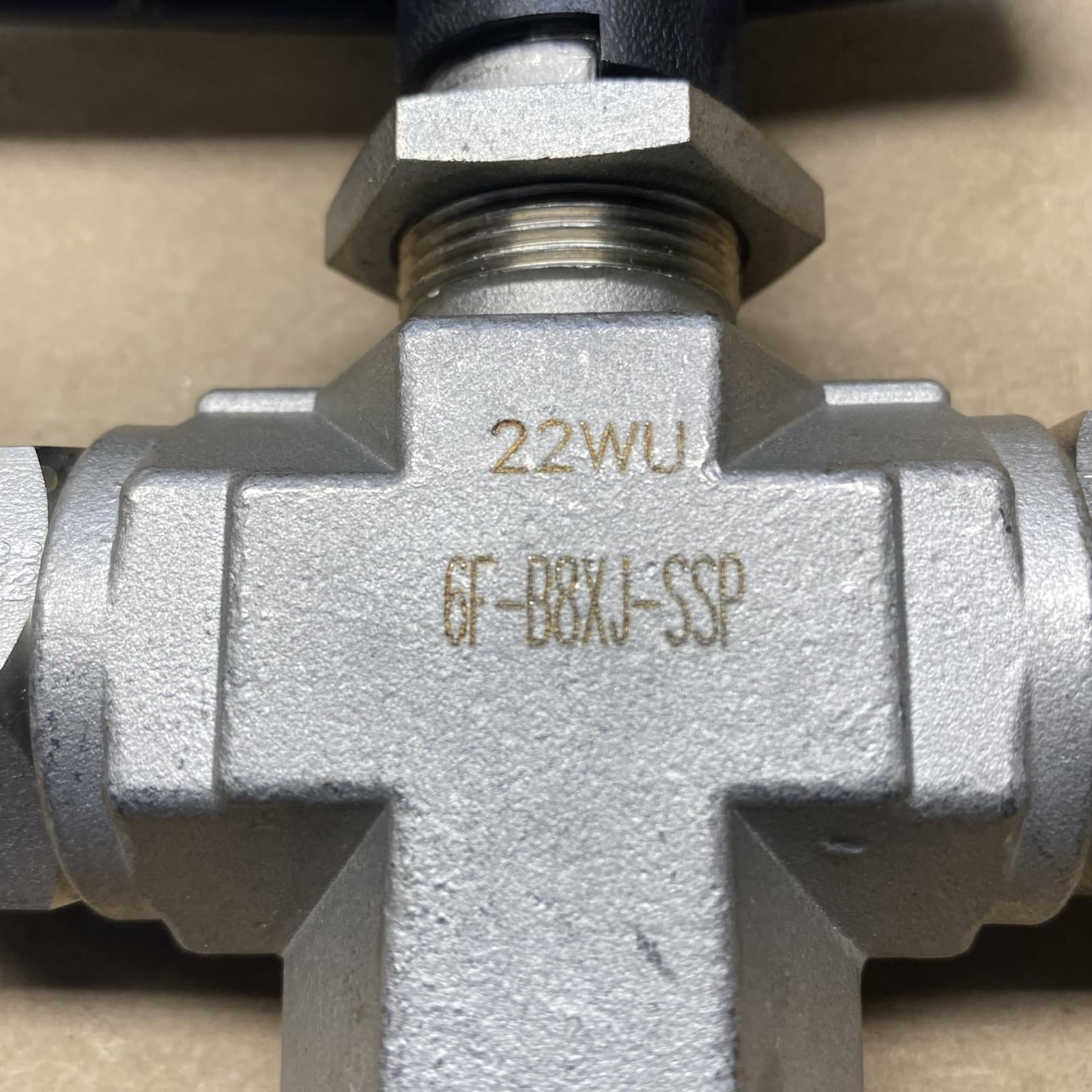 PARKER - 6F-B8XJ2-SSP -  Three Way Ball Valve 2
