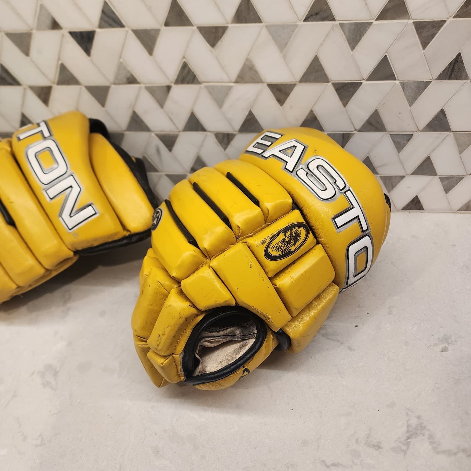 Vintage Easton Synergy Ergo Air Hockey Gloves 14"-36cm Seniors Glove Yellow 2