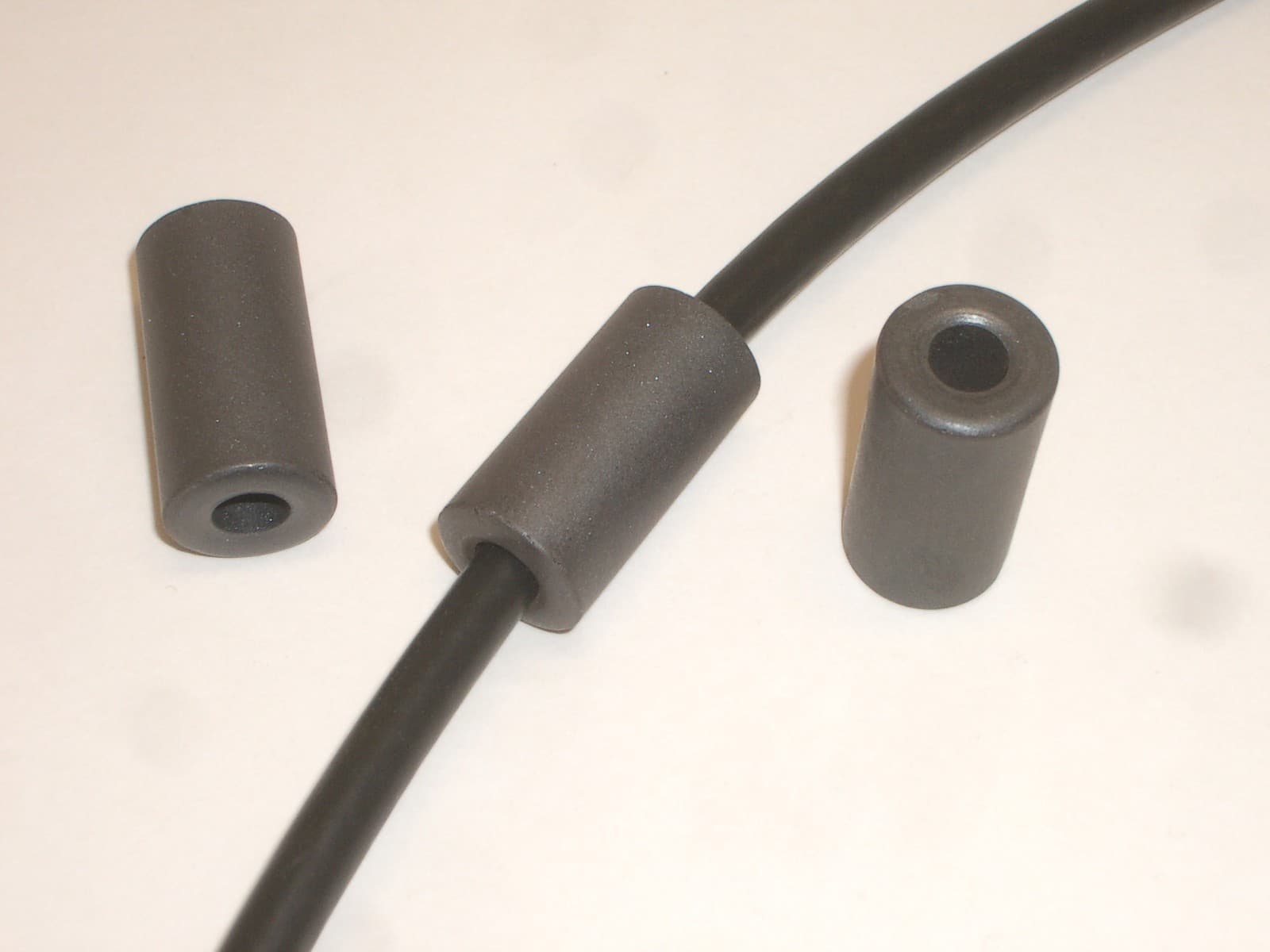 LAIRD 28B0562 3x MEDIUM 1/4" CYLINDRICAL FERRITE EMI NOISE SUPPRESSION CHOKE