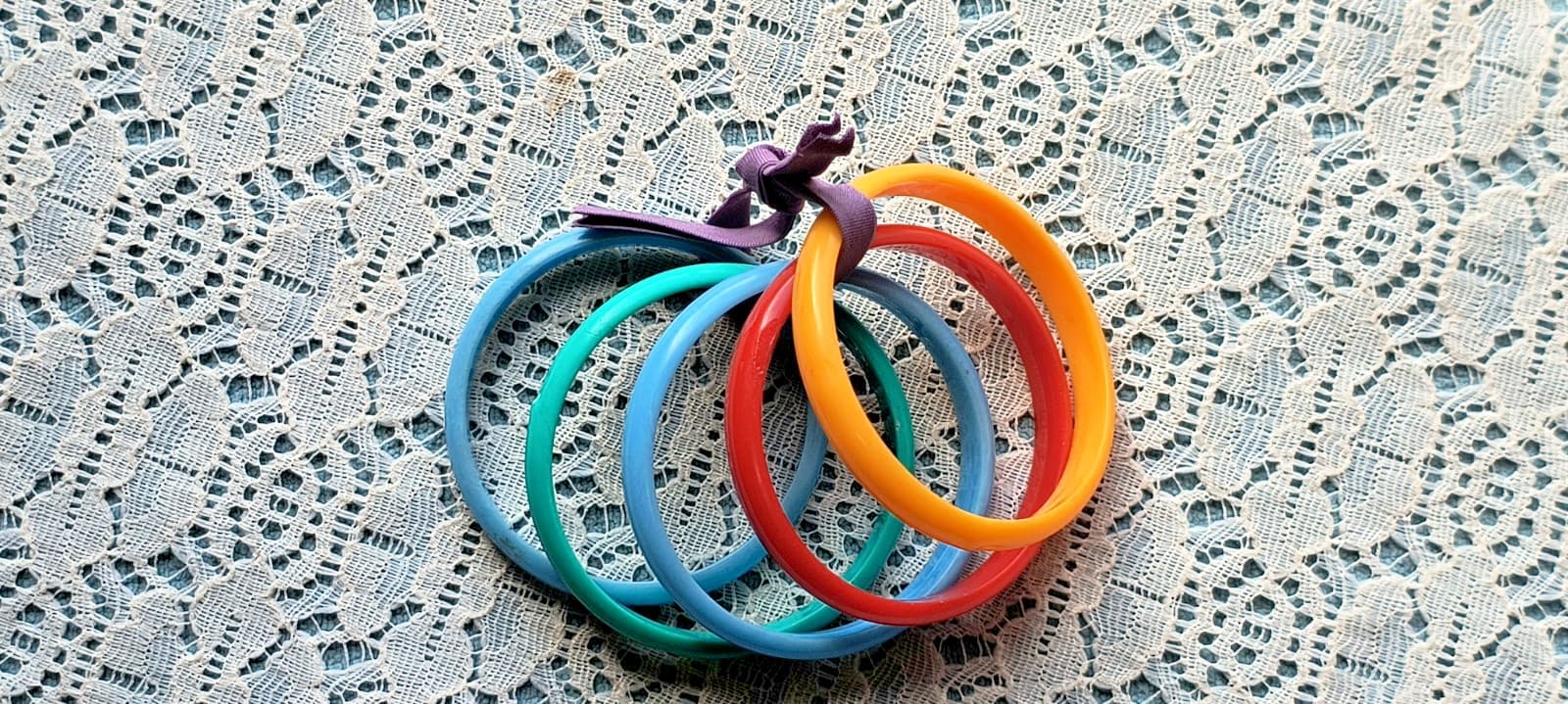 5 Vtg 1960s Girls Plastic Stackable Ring Bracelets - Green, Blue, Yellow & Red💥