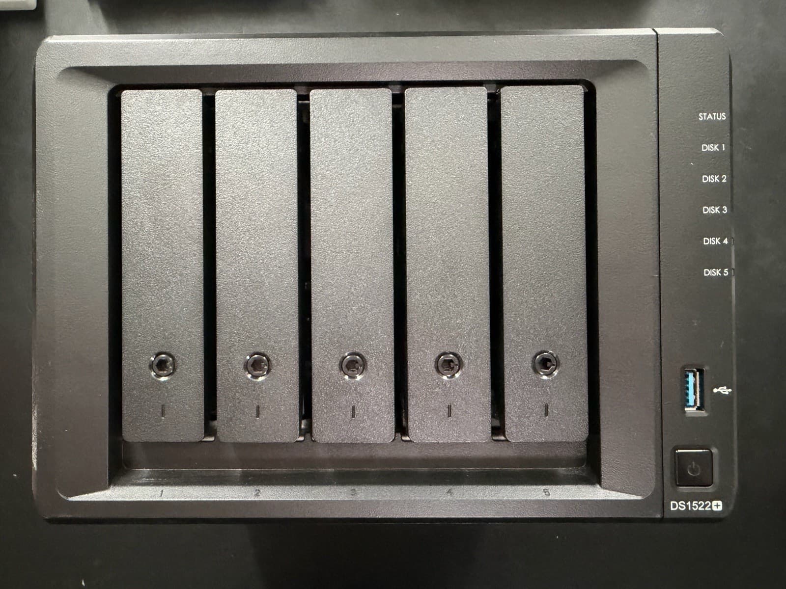 Synology 5-bay DiskStation DS1522+ , 10Gb Ethernet, Synology 400gb. Nvme