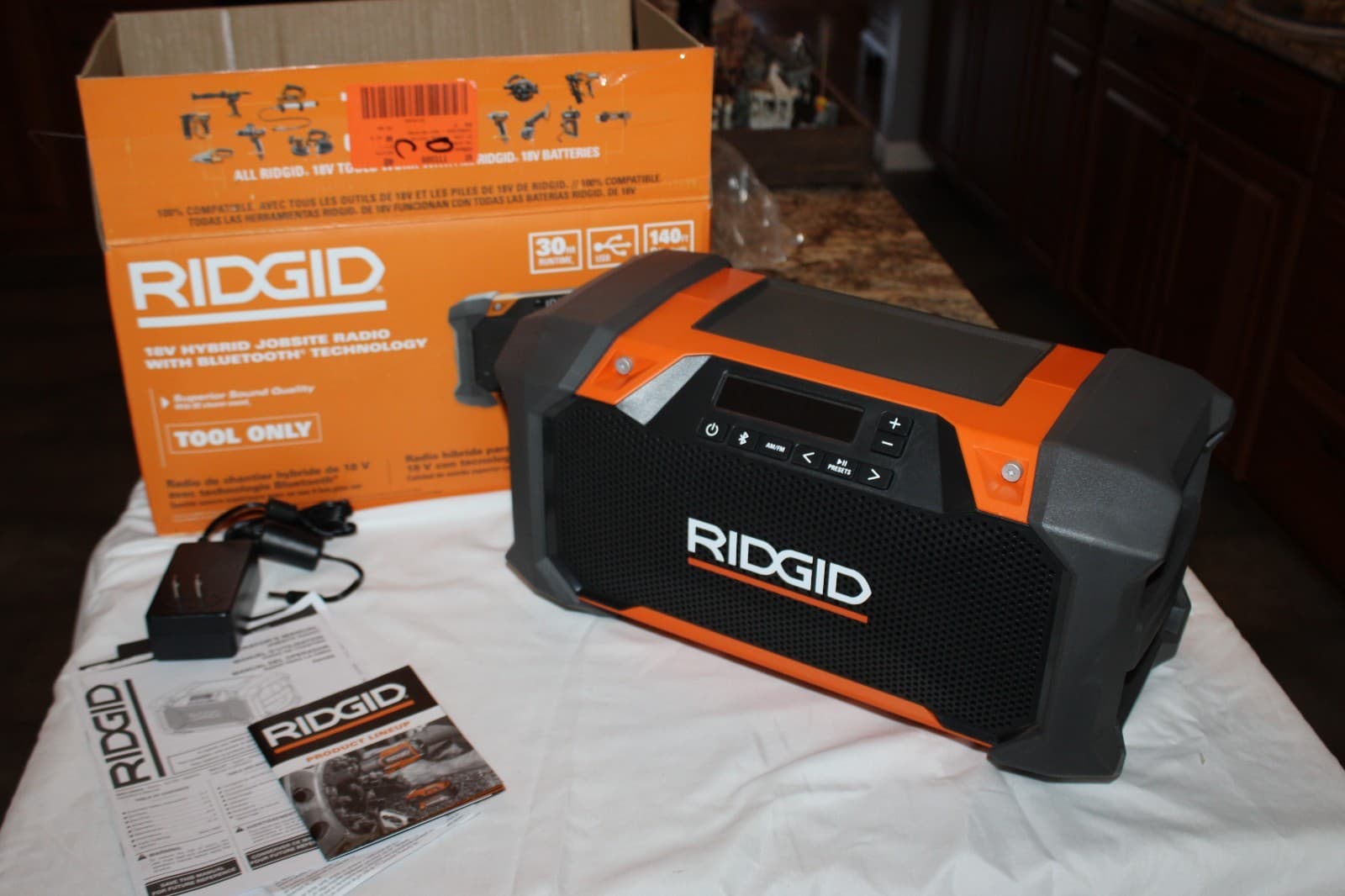NEW RIDGID R84089B 18V Hybrid Jobsite Radio with Bluetooth Technology - Black