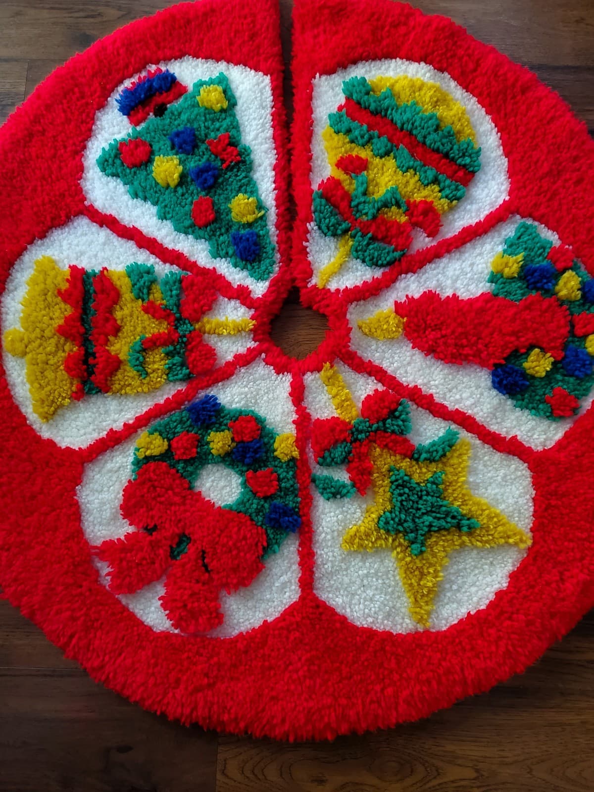 Vintage Christmas Latch Hook Rug Tree Skirt Bells Tree Star 42-44" Diameter  2