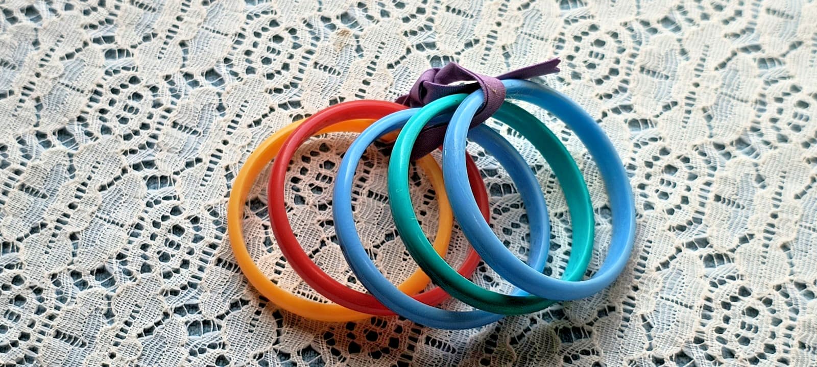5 Vtg 1960s Girls Plastic Stackable Ring Bracelets - Green, Blue, Yellow & Red💥 3