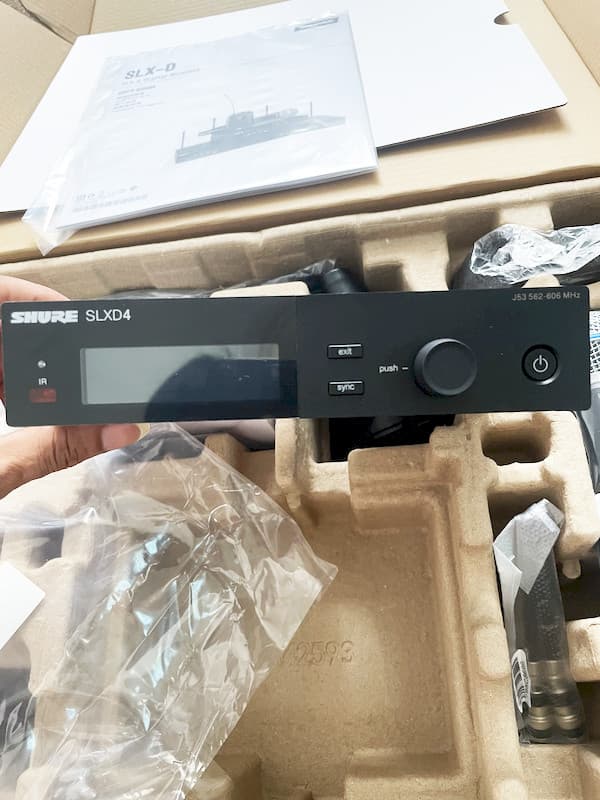 New Handheld Wireless Vocal System w/ BETA58 Microphones Express SLXD4/Beta58A 4