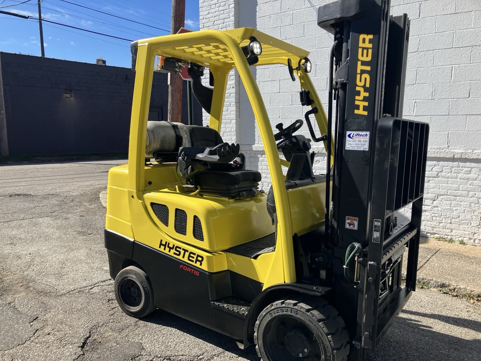 2019 Hyster 7000 LB Forklift with Side shift and Triple Mast 2