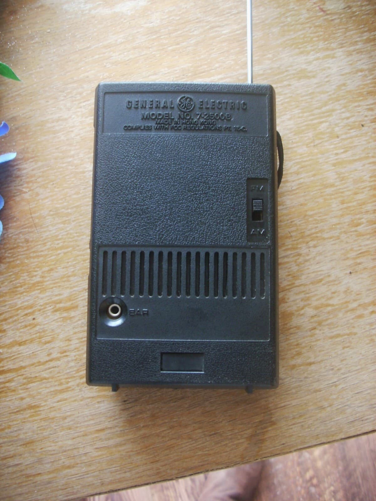 GENERAL ELECTRIC Model No. 7-2500B Hong Kong FM-AM Transistor Radio Works well 4