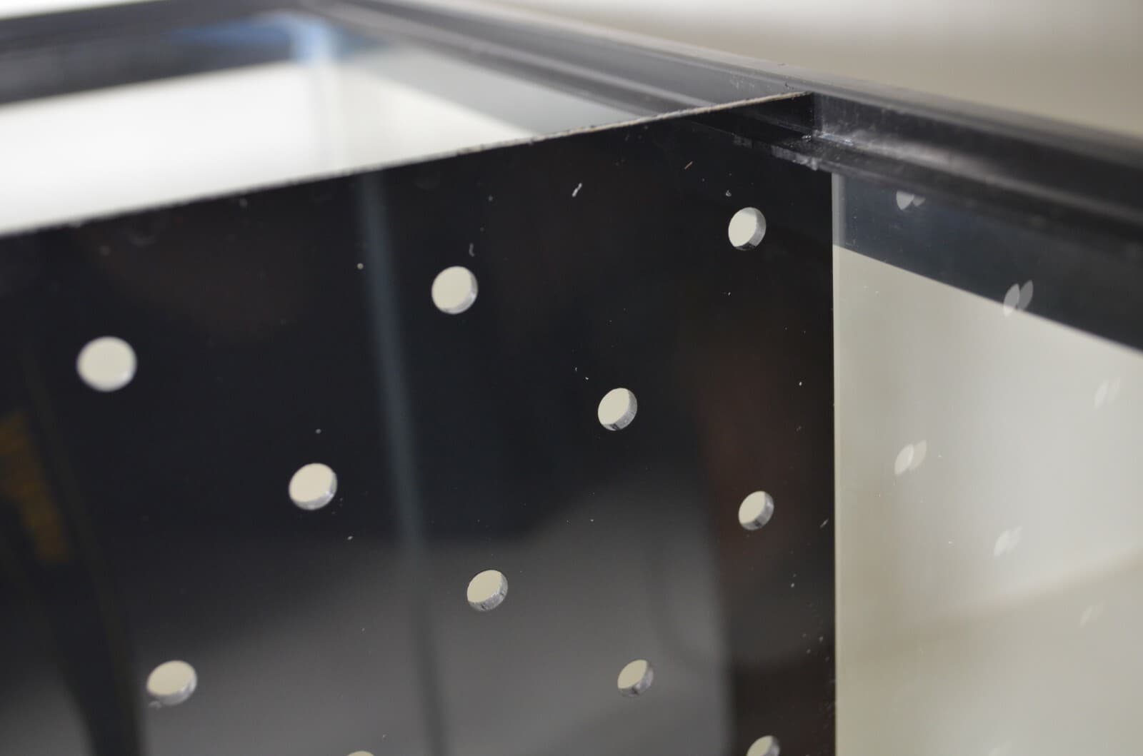 10 Gallon Fish Tank Divider ( No Suction Cups Required) 2