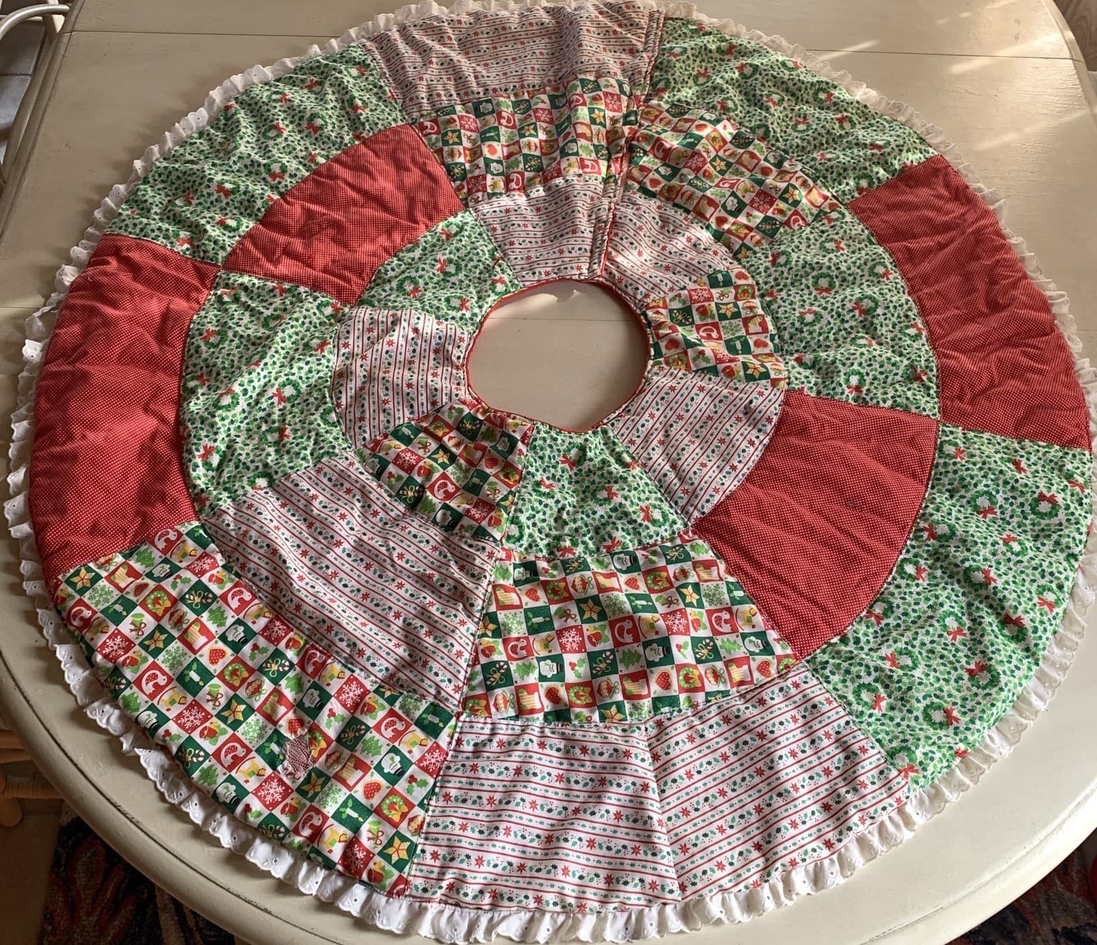 Vintage 70's Handmade Christmas Tree Skirt Patchwork Quilt Padded 44 Inch Round 2