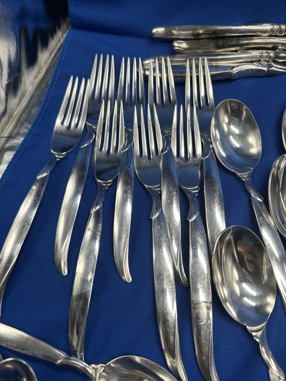 Rogers Bros FLAIR Silverware Flatware cutlery Complete  Set For 8, inc 2 servers 2