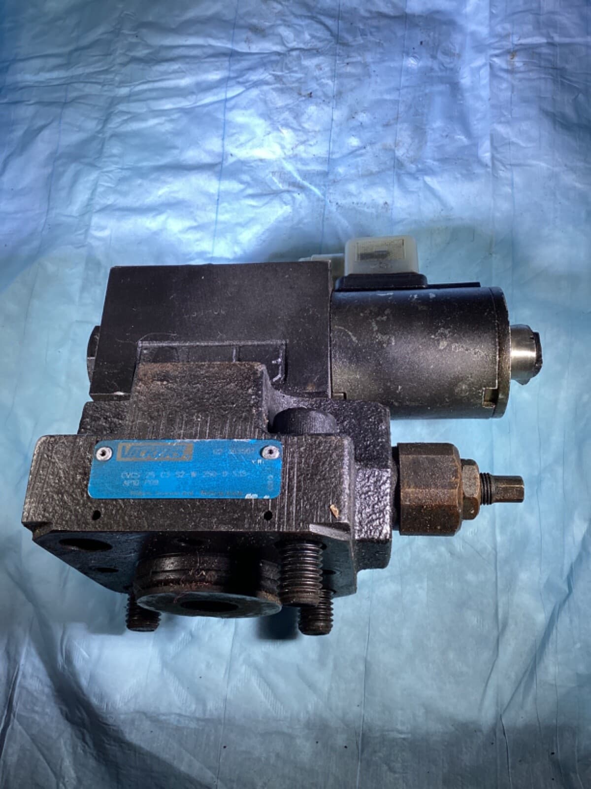 VICKERS Directional Valve DG4V-3S-2AL-M-U-HL7-60-EN490 Used 5